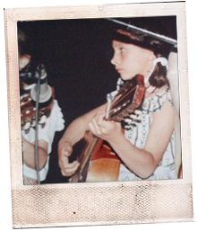 tocando en un acto del colegio